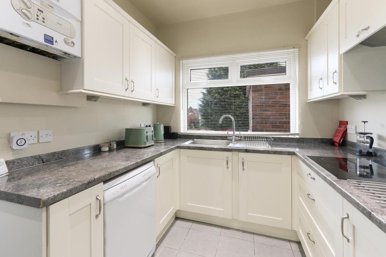 Home From Home 4 Bed - Ideal For Workers & Great For Groups, Free Parking, Spacious, Pet Friendly Netflix Rotherham Esterno foto
