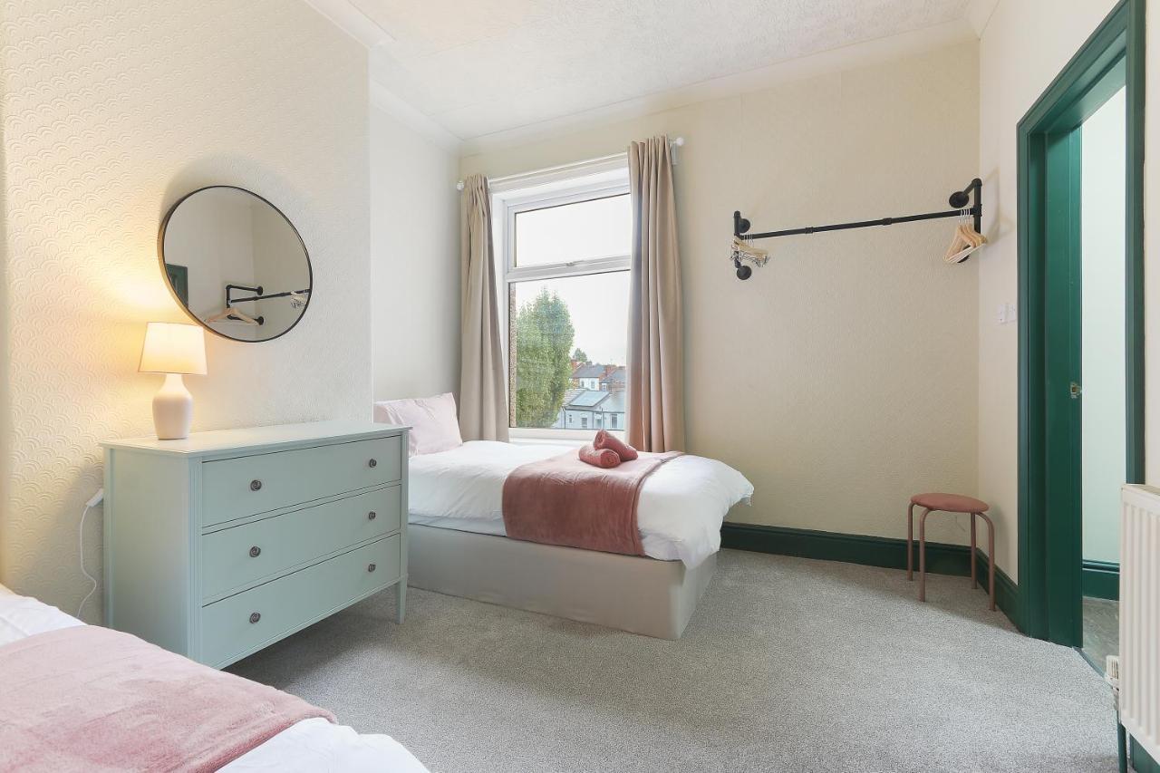Home From Home 4 Bed - Ideal For Workers & Great For Groups, Free Parking, Spacious, Pet Friendly Netflix Rotherham Esterno foto